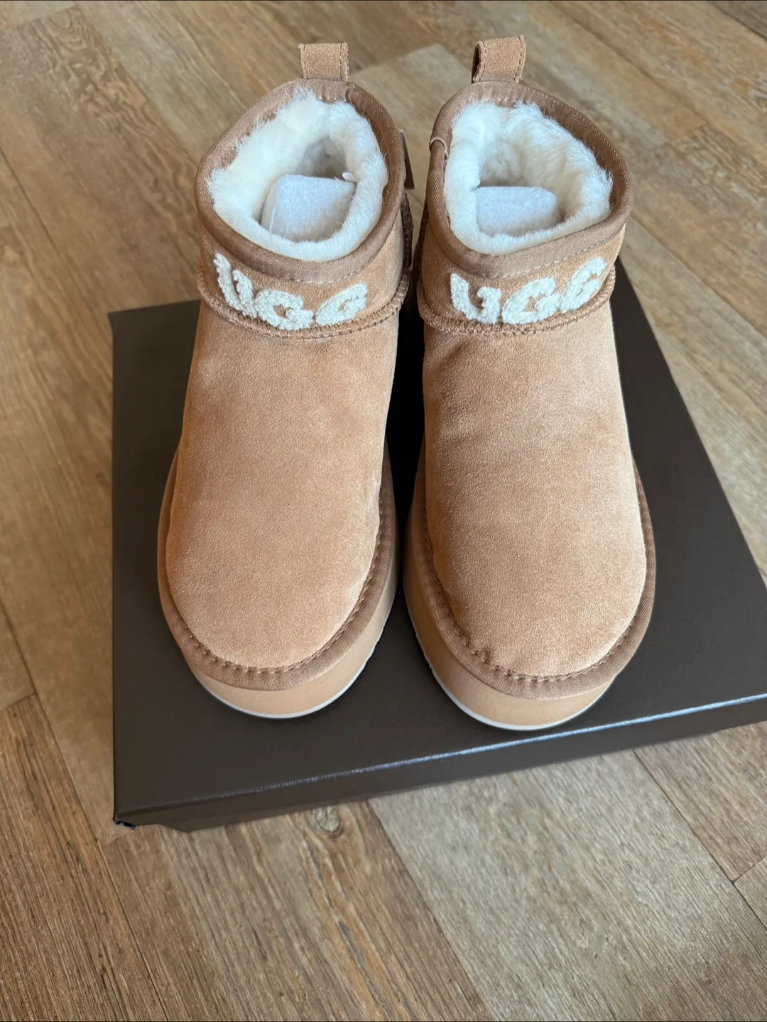 UGG 클래식 플랫폼 미니 250