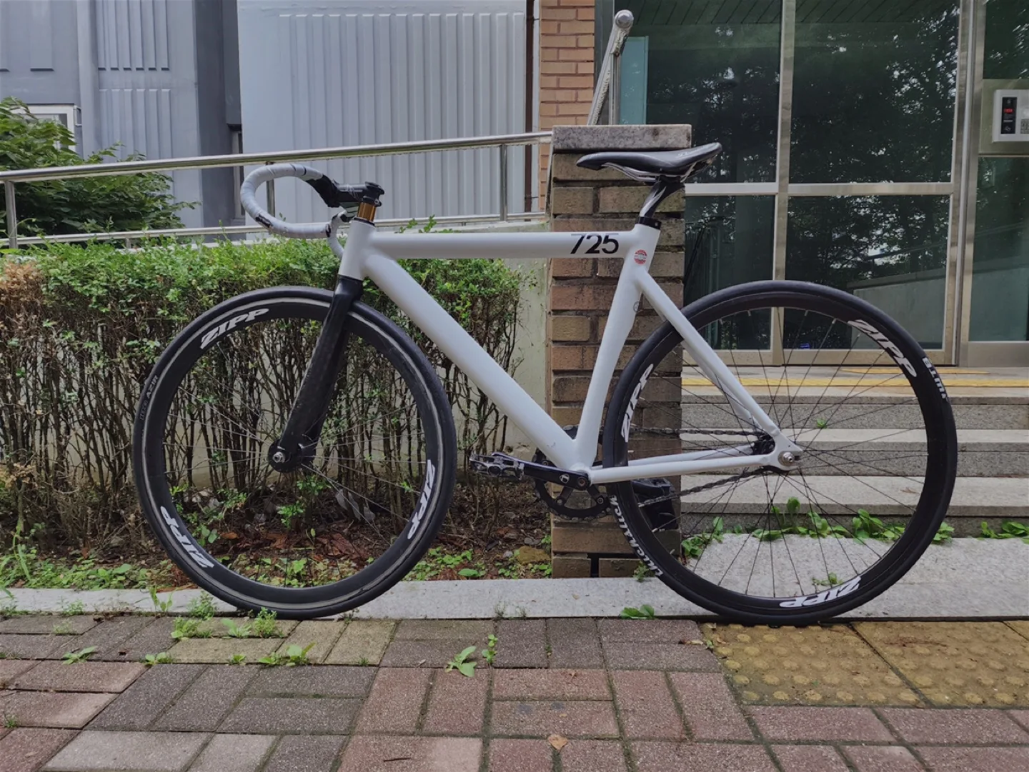 리더 725 픽시자전거 흰색프레임 카본포크 싯포스트 포함 중고자전거 깔끔하게 관리