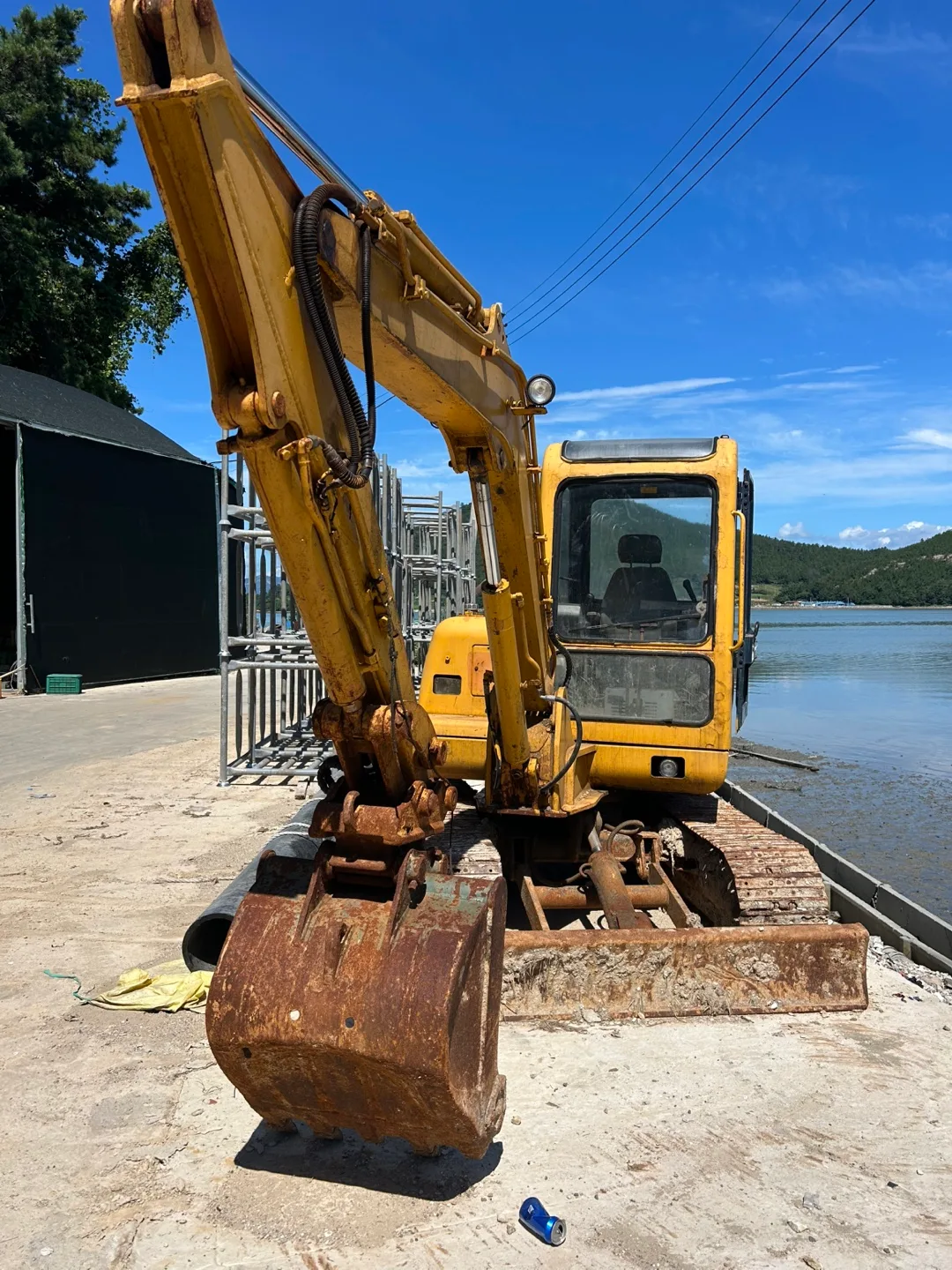 노란색 중장비 굴삭기