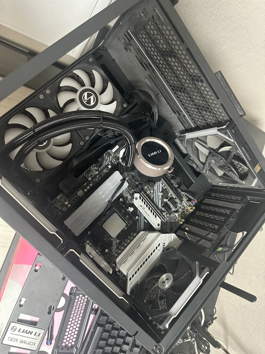 라이젠 5600X + 리안리 반본체 컴퓨터