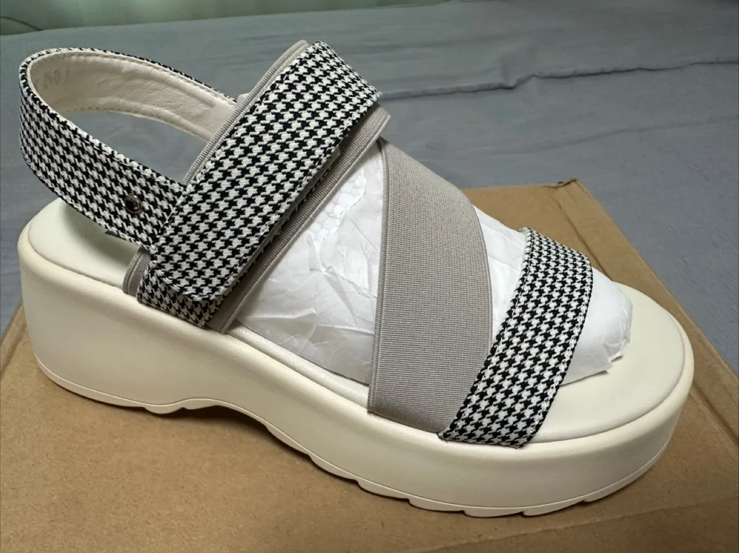 새제품/슈벅 Shubug 통굽 샌들