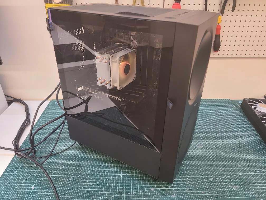 게임 잘되는 새것같은 깔끔한 중고PC 팝니다