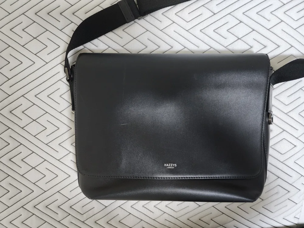 헤지스 크로스백 HJBA2F780BK 팝니다.