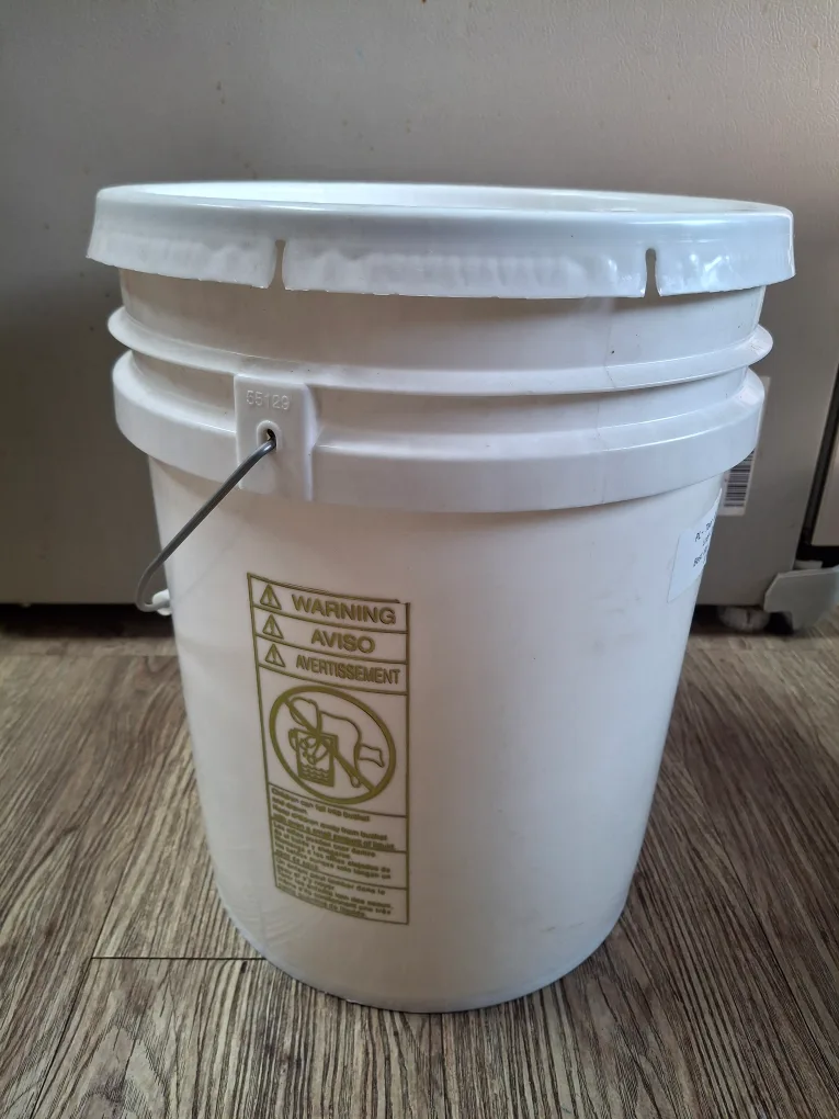 흰색 플라스틱 양동이 중고 입니다.