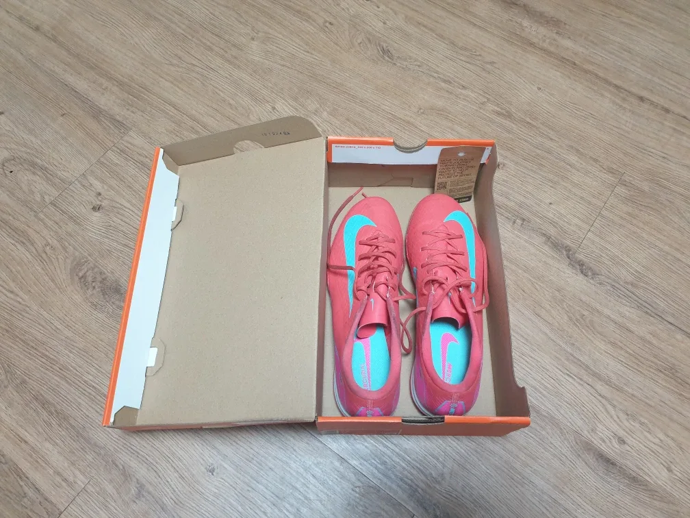 275 풋살화 중고 판매합니다!