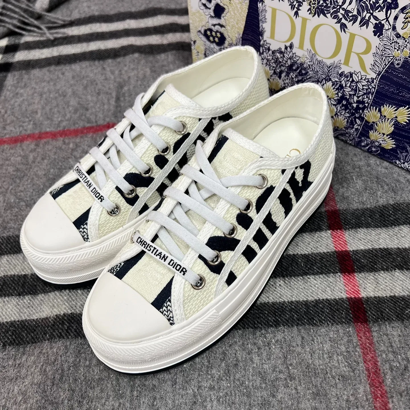 새상품 여성신발 디올 판매합니다 !