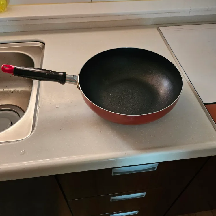 빨간색 중고 프라이팬
