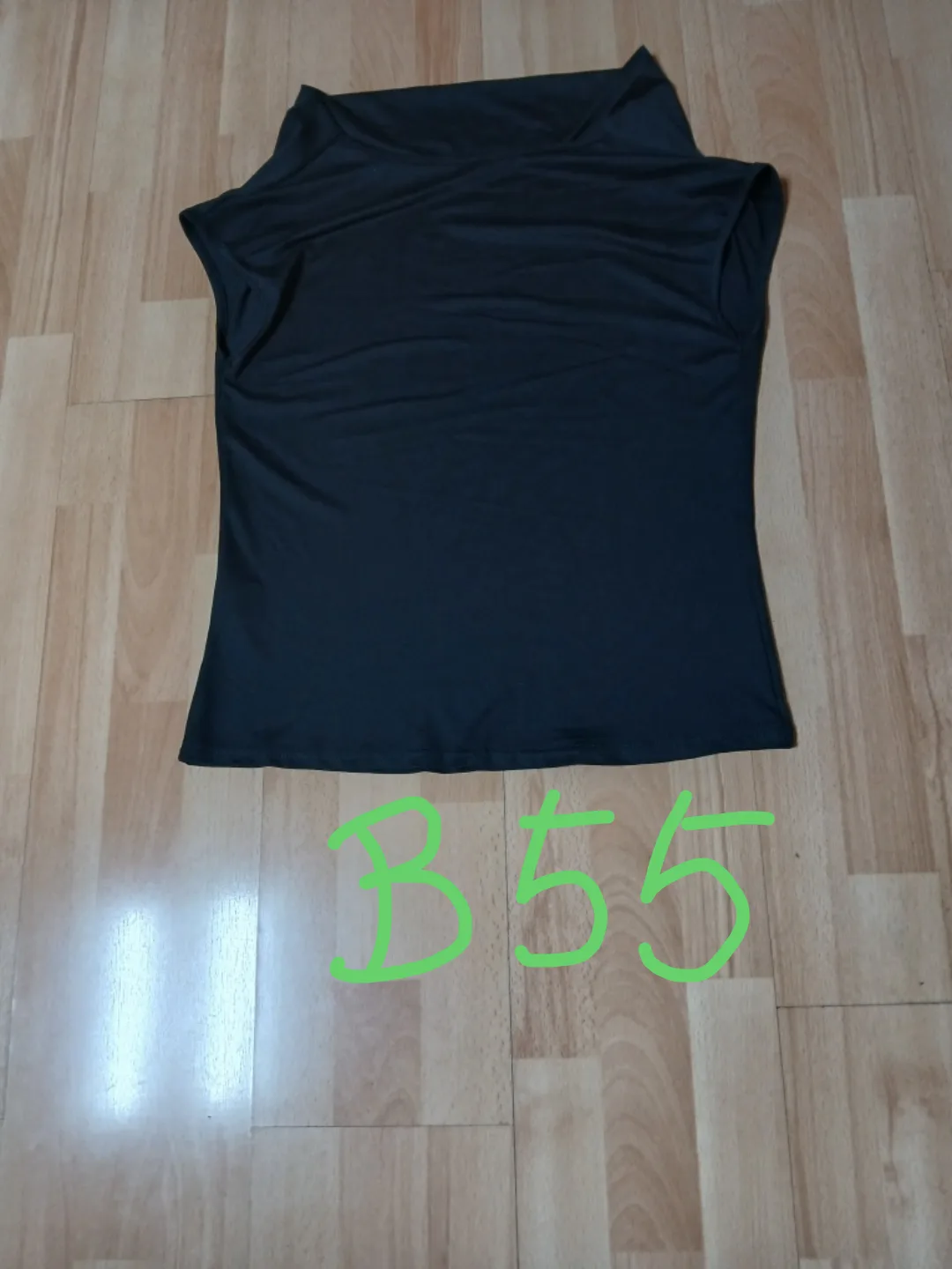 블랙 하이넥 슬리브리스 탑