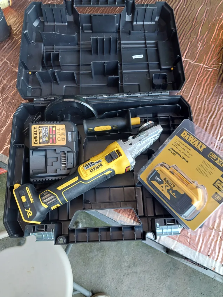 중고 앵글그라인더  dcg405n