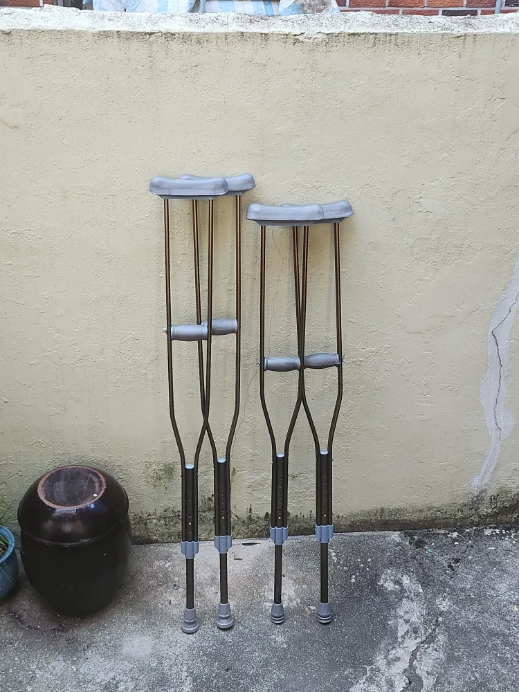 중고 목발 한 쌍