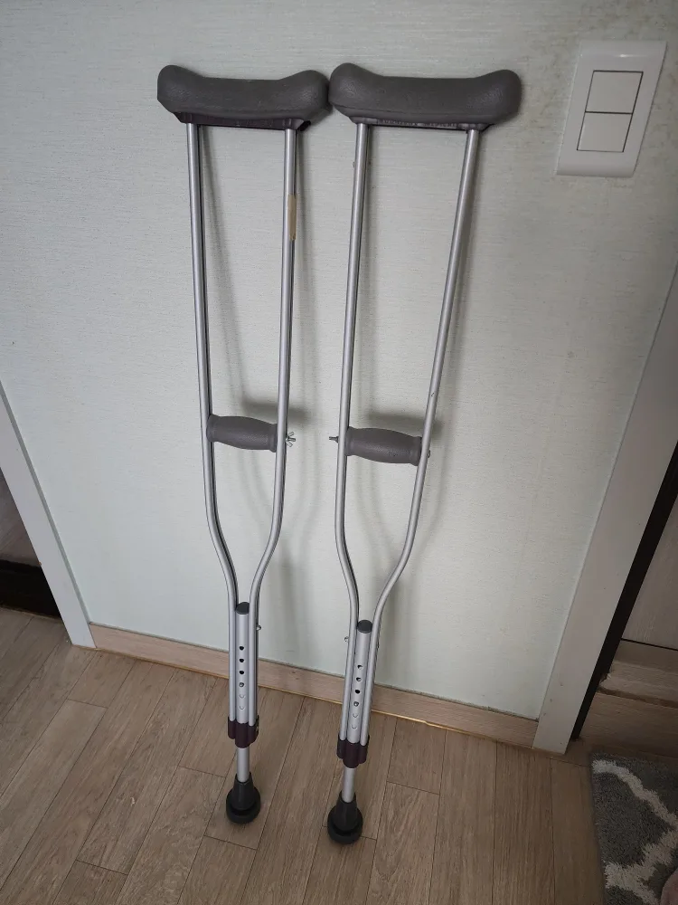 중고 목발 한 쌍