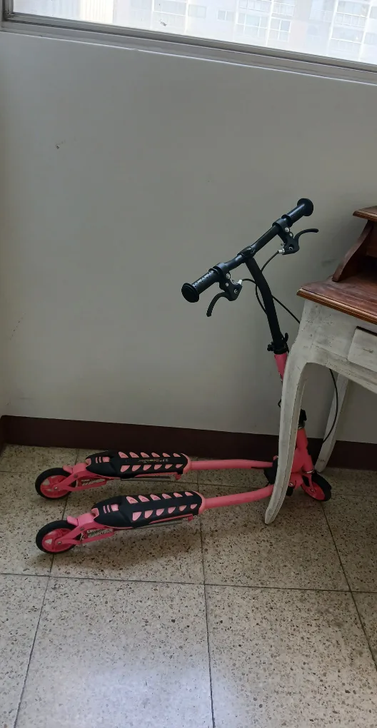 핑크색 어린이 삼발이