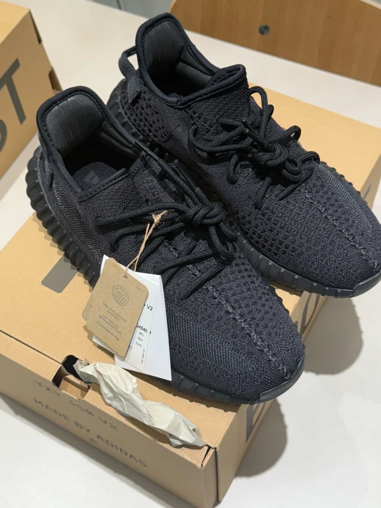 이지 부스트 350 V2 오닉스 270사이즈 새상품