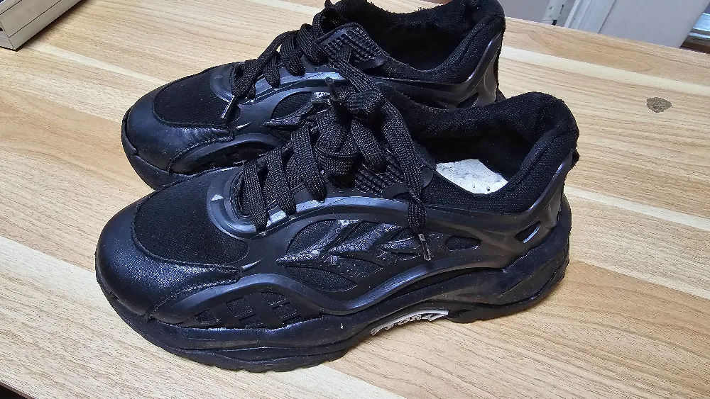 블랙 스포츠 운동화 240 (중고, 상태 양호)