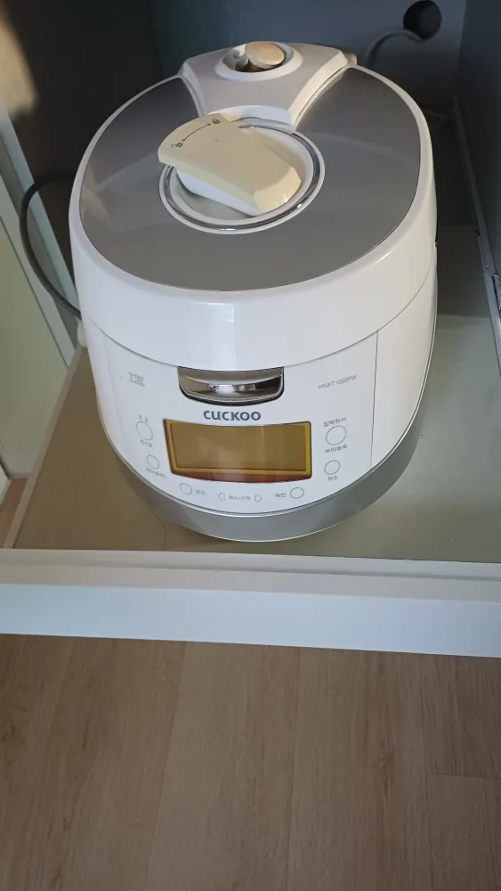 쿠쿠 밥솥 HNXKT1050FW 중고 5천원에 팔아요~