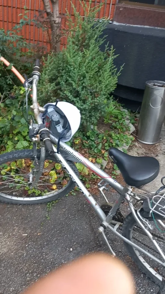 중고 은색 산악 자전거