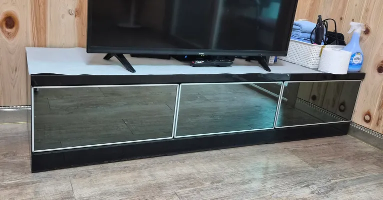 블랙 미러 TV 거실장