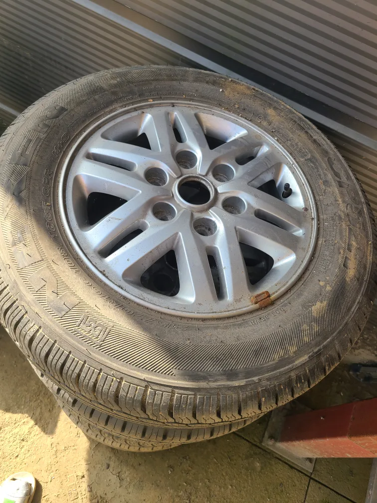 스타렉스 17년형. 중고 타이어 휠 세트