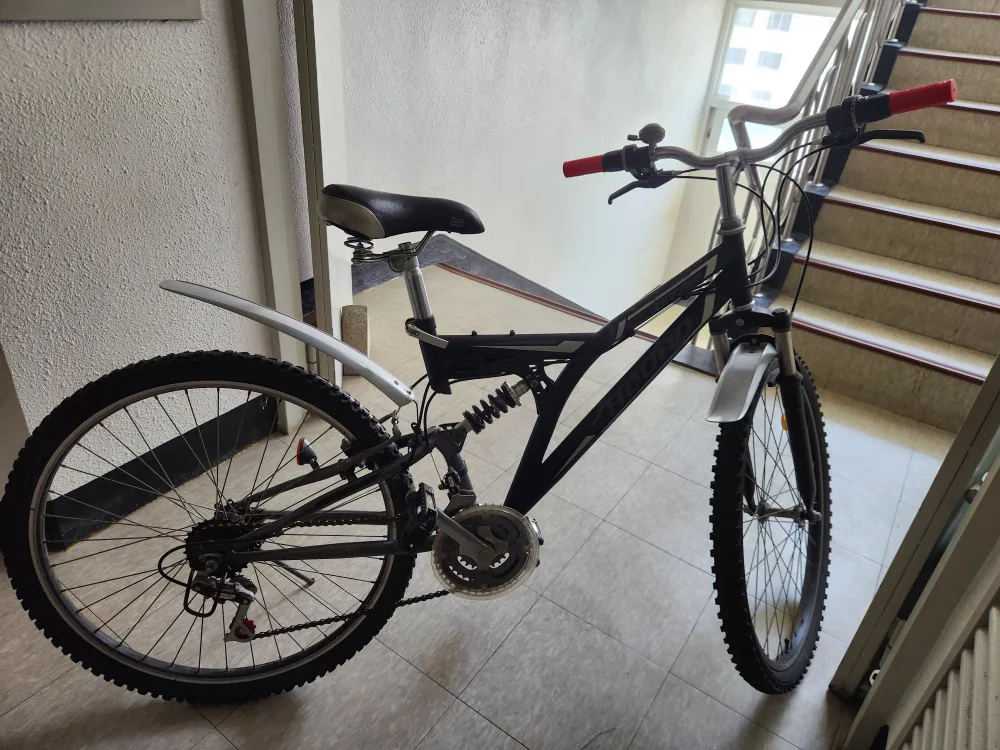 중고 검정색 MTB 자전거