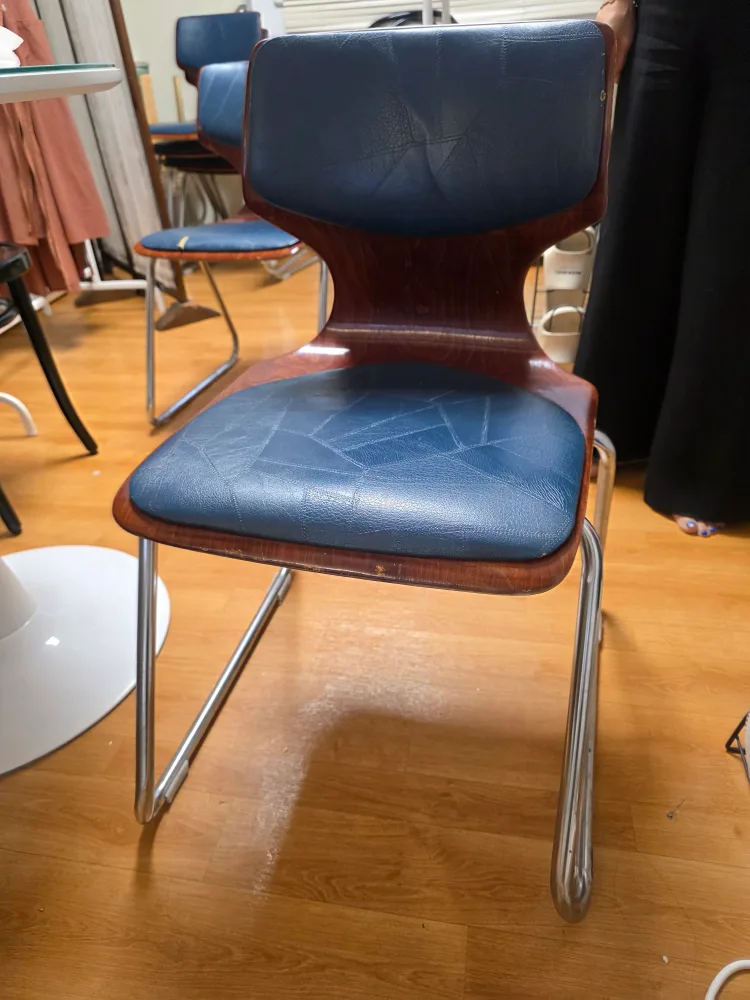 파란색 중고 의자