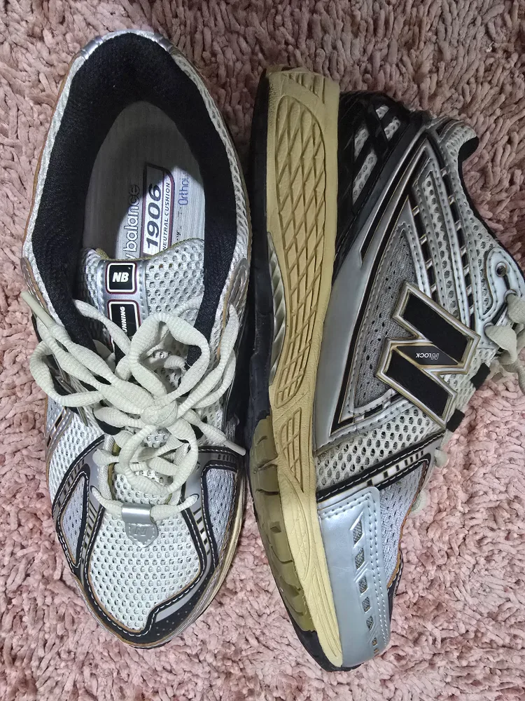 뉴발란스 1906 운동화 250사이즈