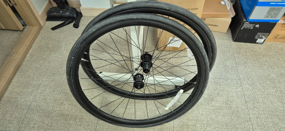 본트래거 정품 R1 700x32C 휠셋 2개 (중고 상태양호)