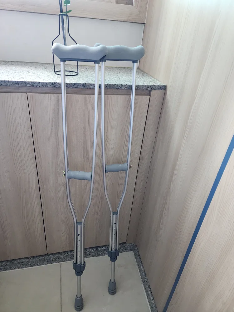 중고 목발 한 쌍