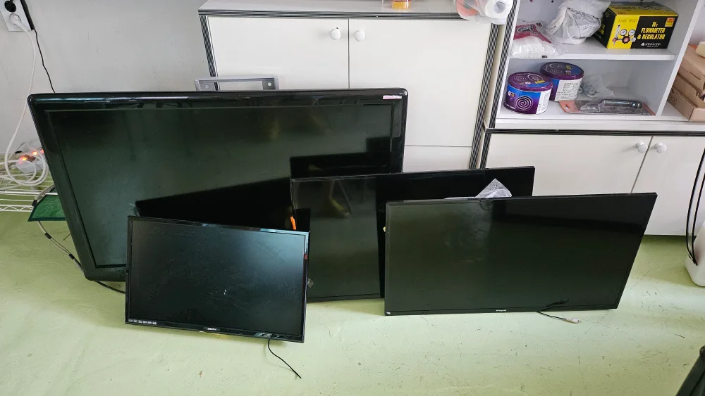 중고 TV 모니터 여러 대