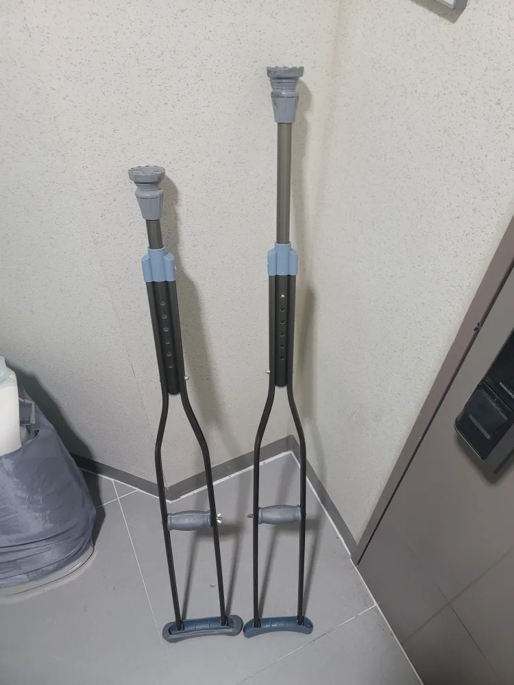 중고 목발 한 쌍