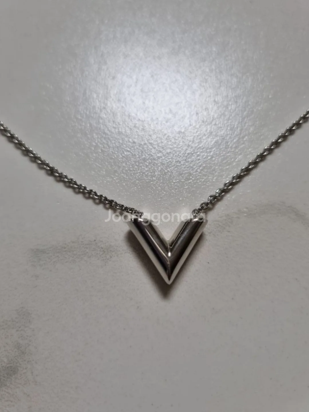 루이비통 에센셜 V 목걸이 아직 안팔림!