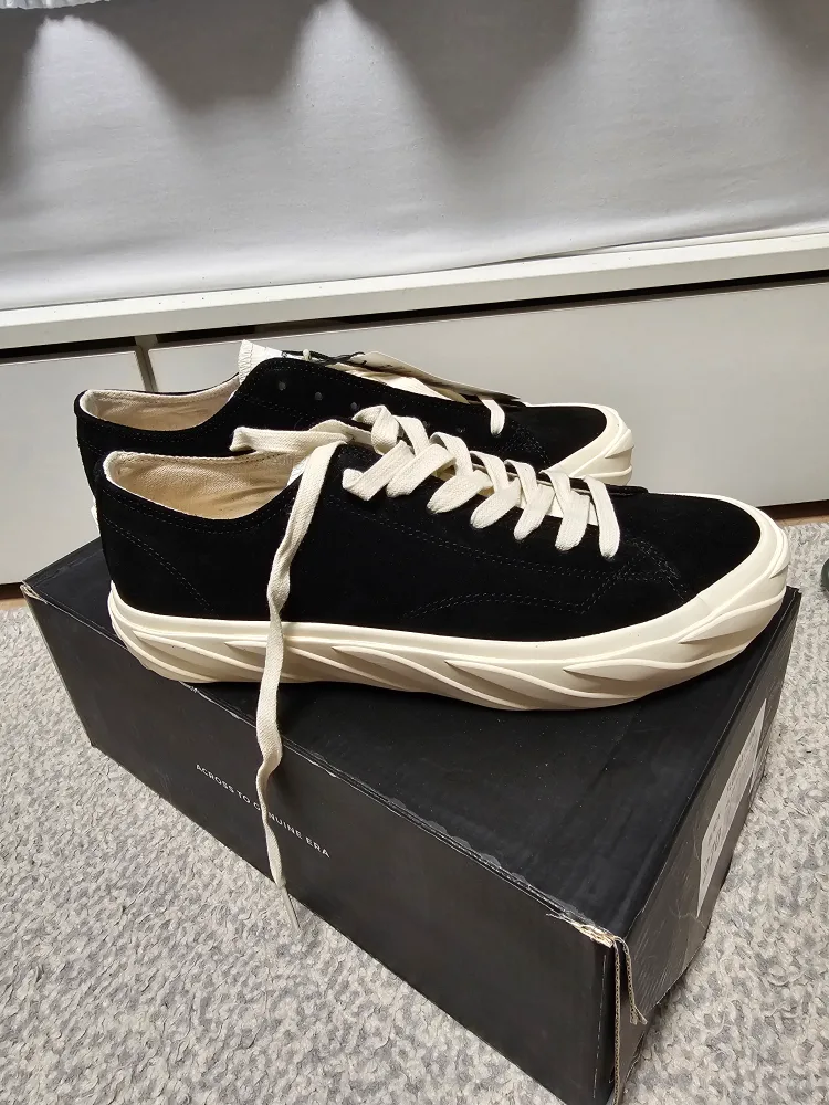 새상품 스웨이드 스니커즈, 에이지 스니커즈, 남성 스니커즈, 남성 신발