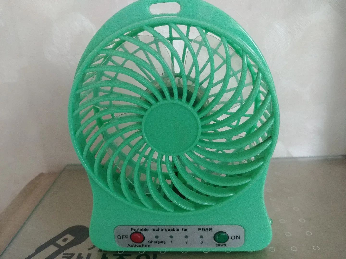 10*10cm 작고 가벼운 미니 선풍기입니다