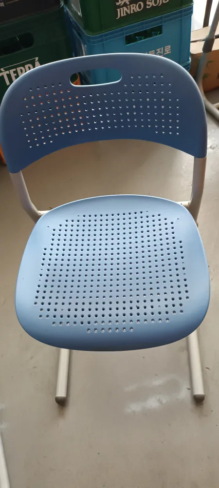 파란색 철제 의자