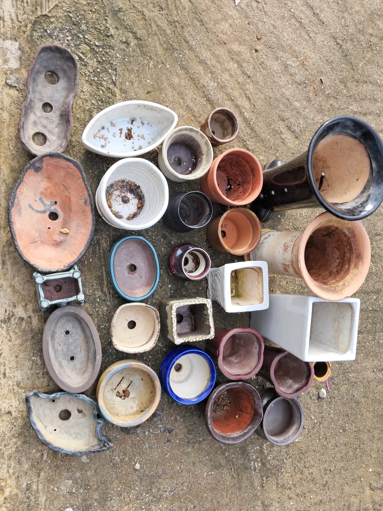 다양한 종류의 중고 화분 모음