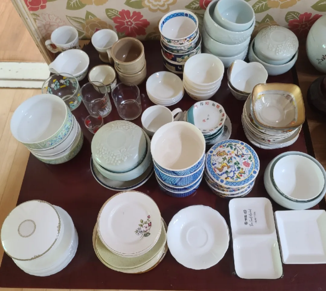 다양한 종류 중고 식기류 모음