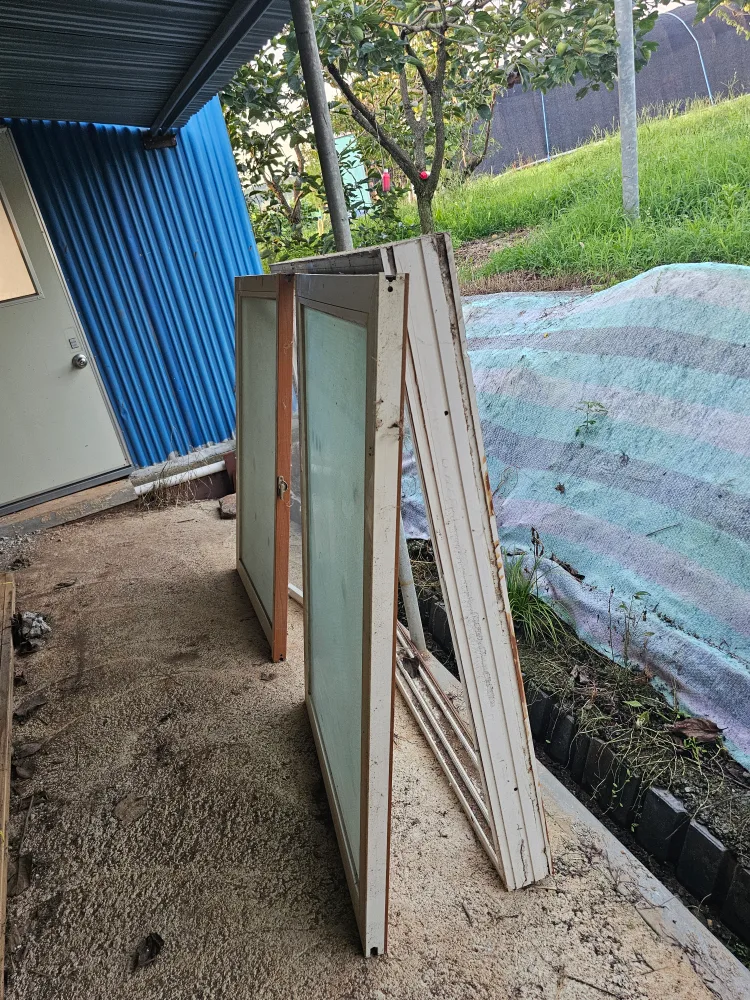 중고 창문과 창틀