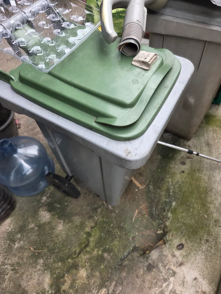 중고 녹색 음식물 쓰레기통 2개