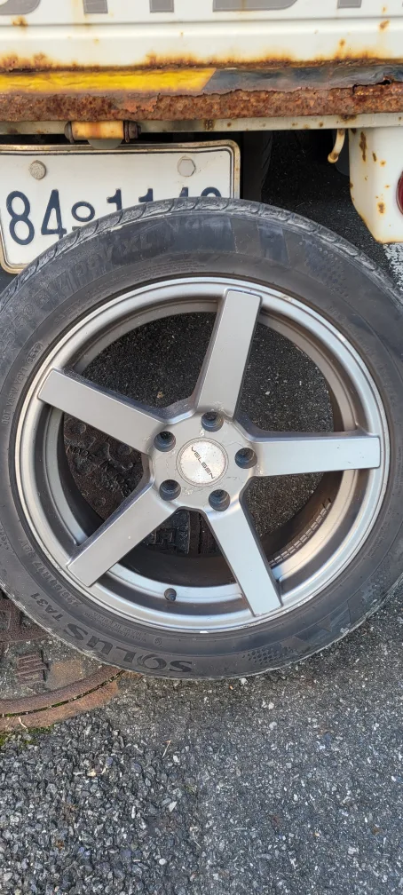 보센 17인치 휠타이어 팝니다.