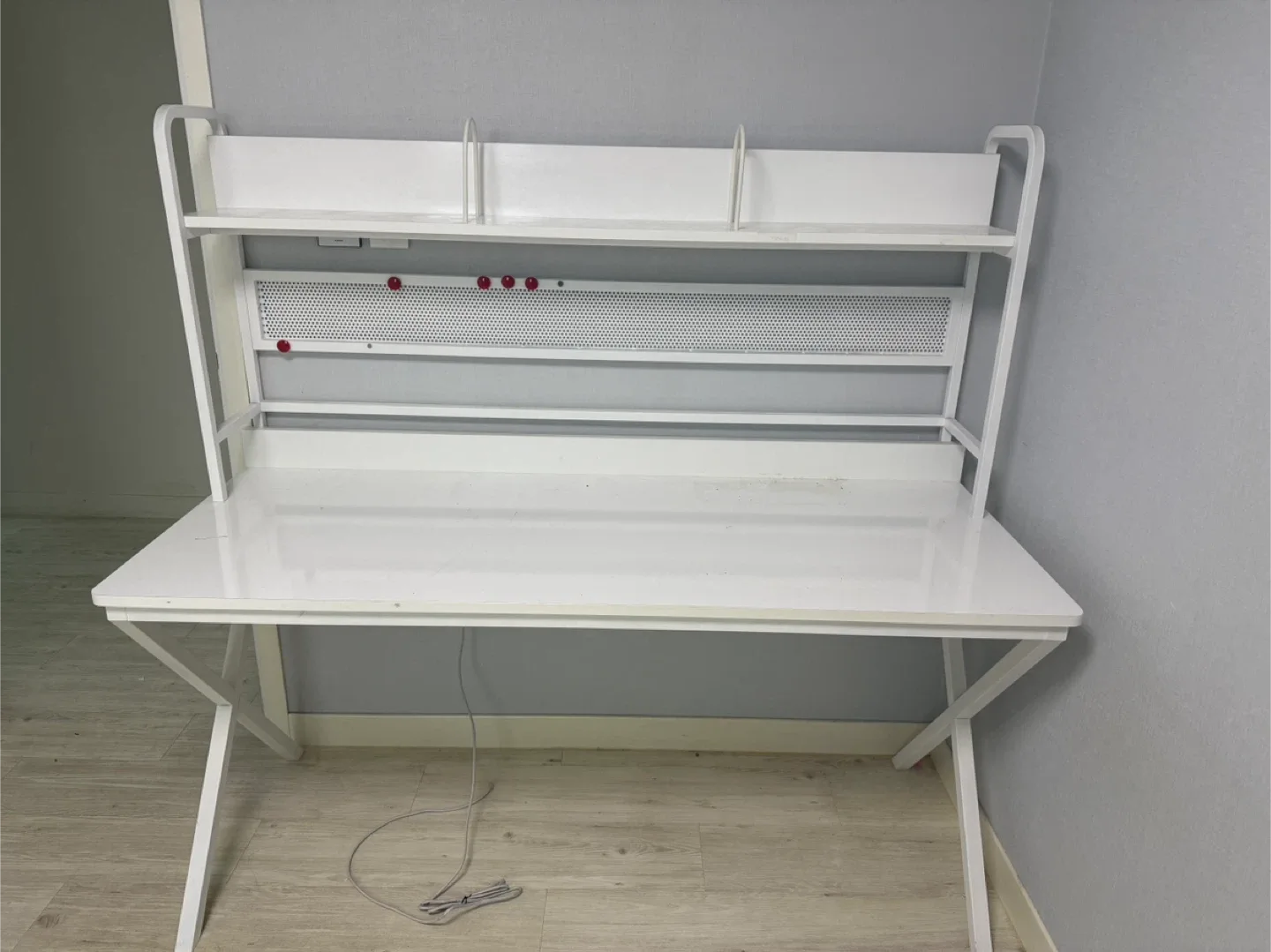 화이트 철제 책상