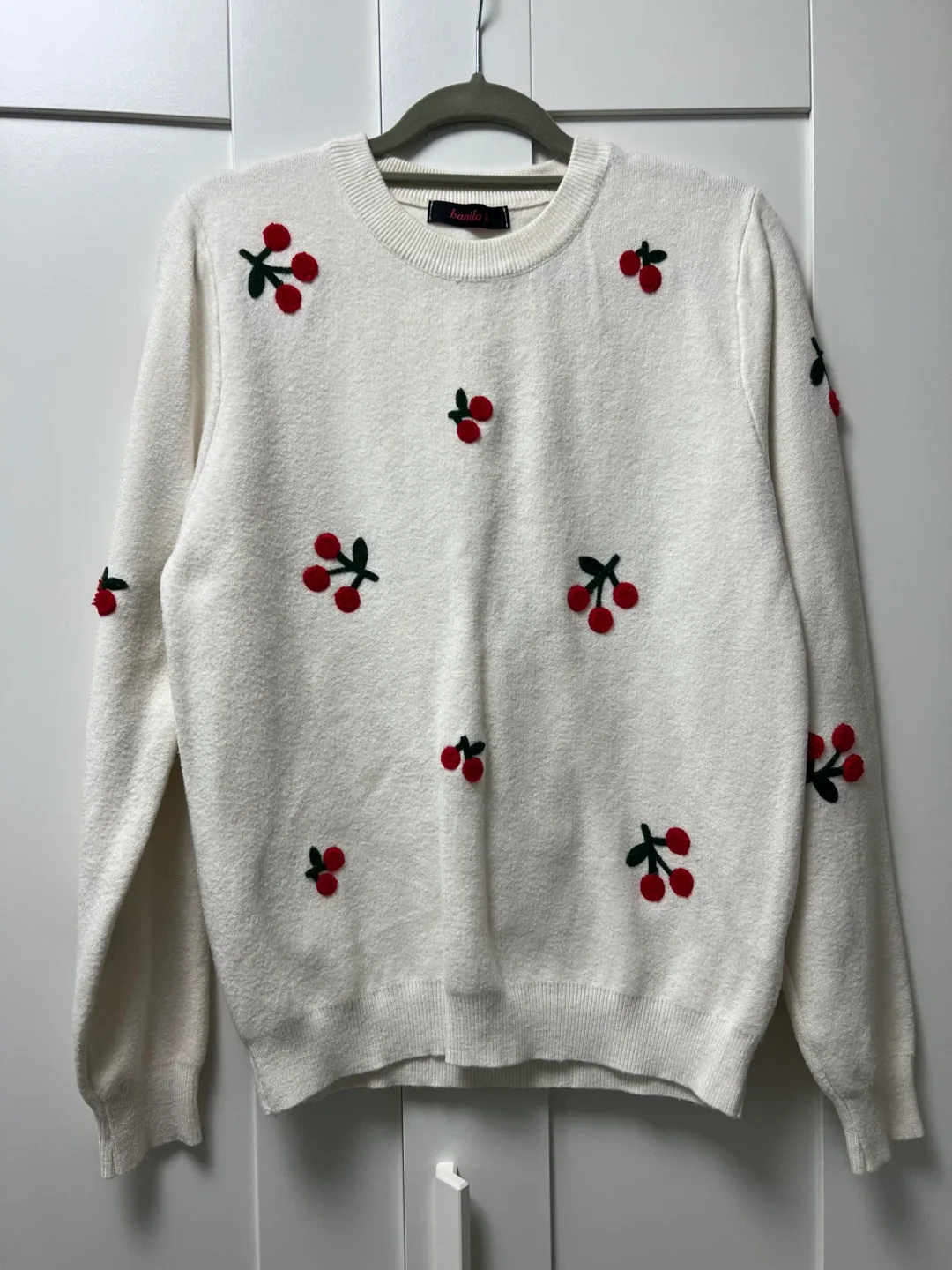 바닐라비 체리 자수 스웨터