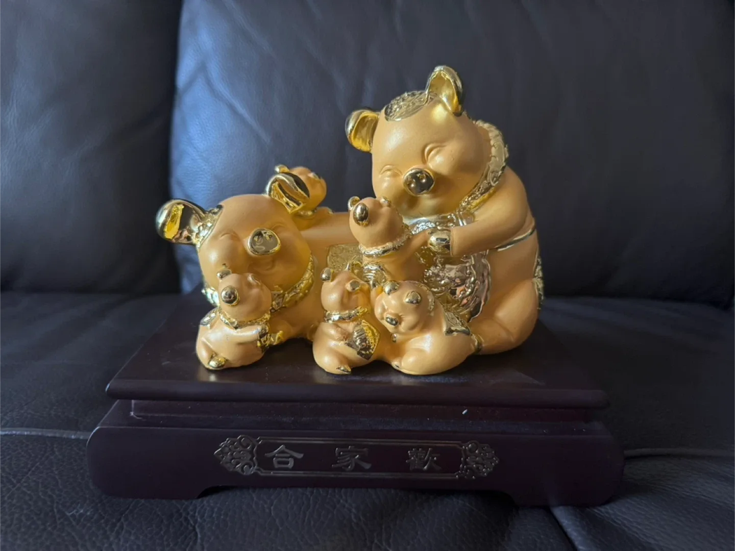 황금 돼지 가족 조각상. 중고.