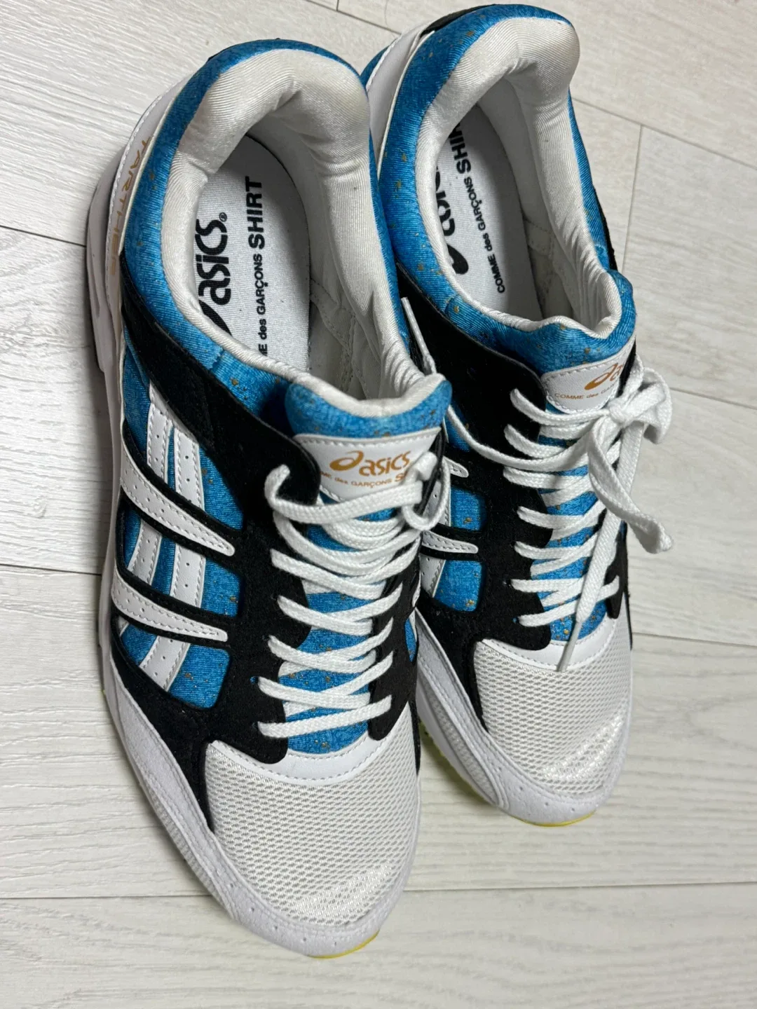 아식스x꼼데 스니커즈 282.5