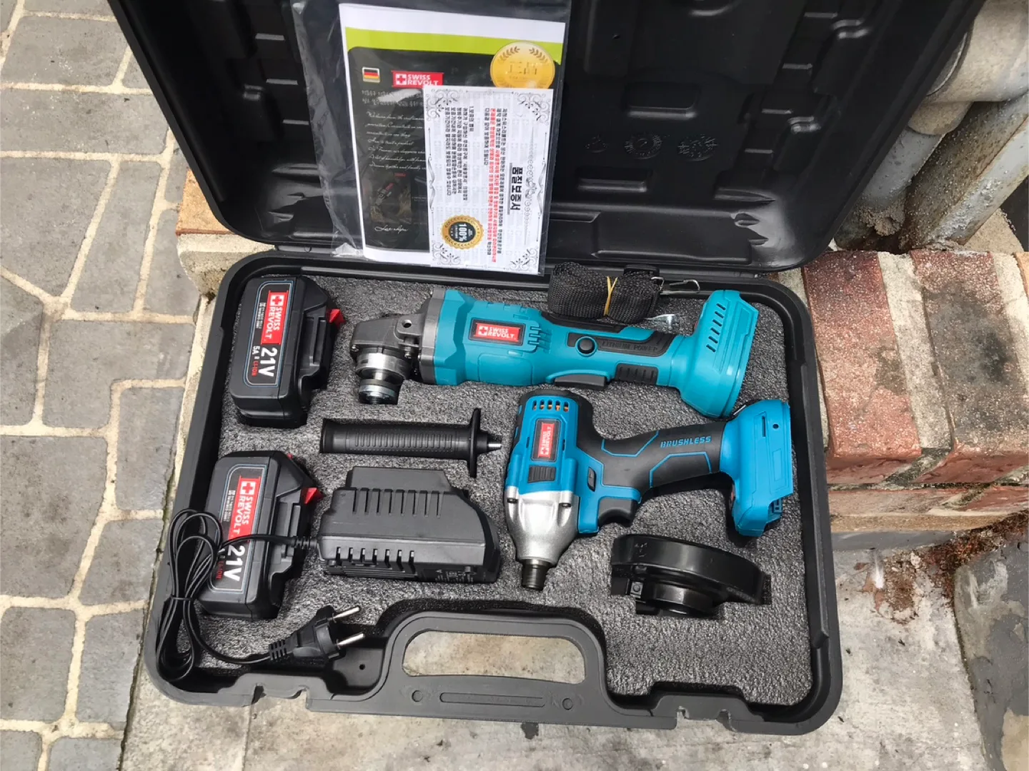 스위스리볼트 무선 드릴+그라인더 세트 팔아요. 브러시리스 본체 두 개에 배터리 2개,
