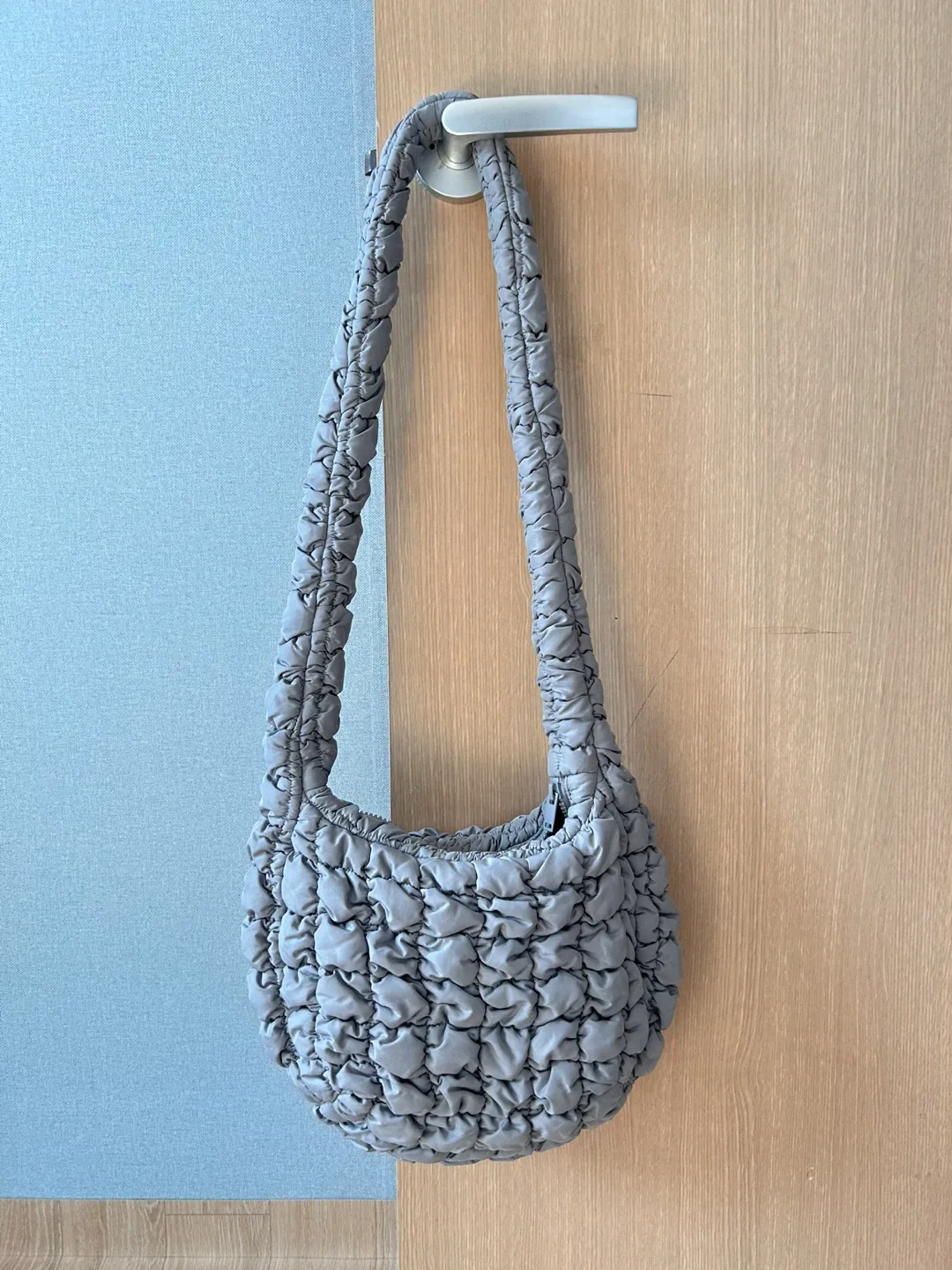 COS 코스 퀼팅 크로스백 그레이 (상태a+)