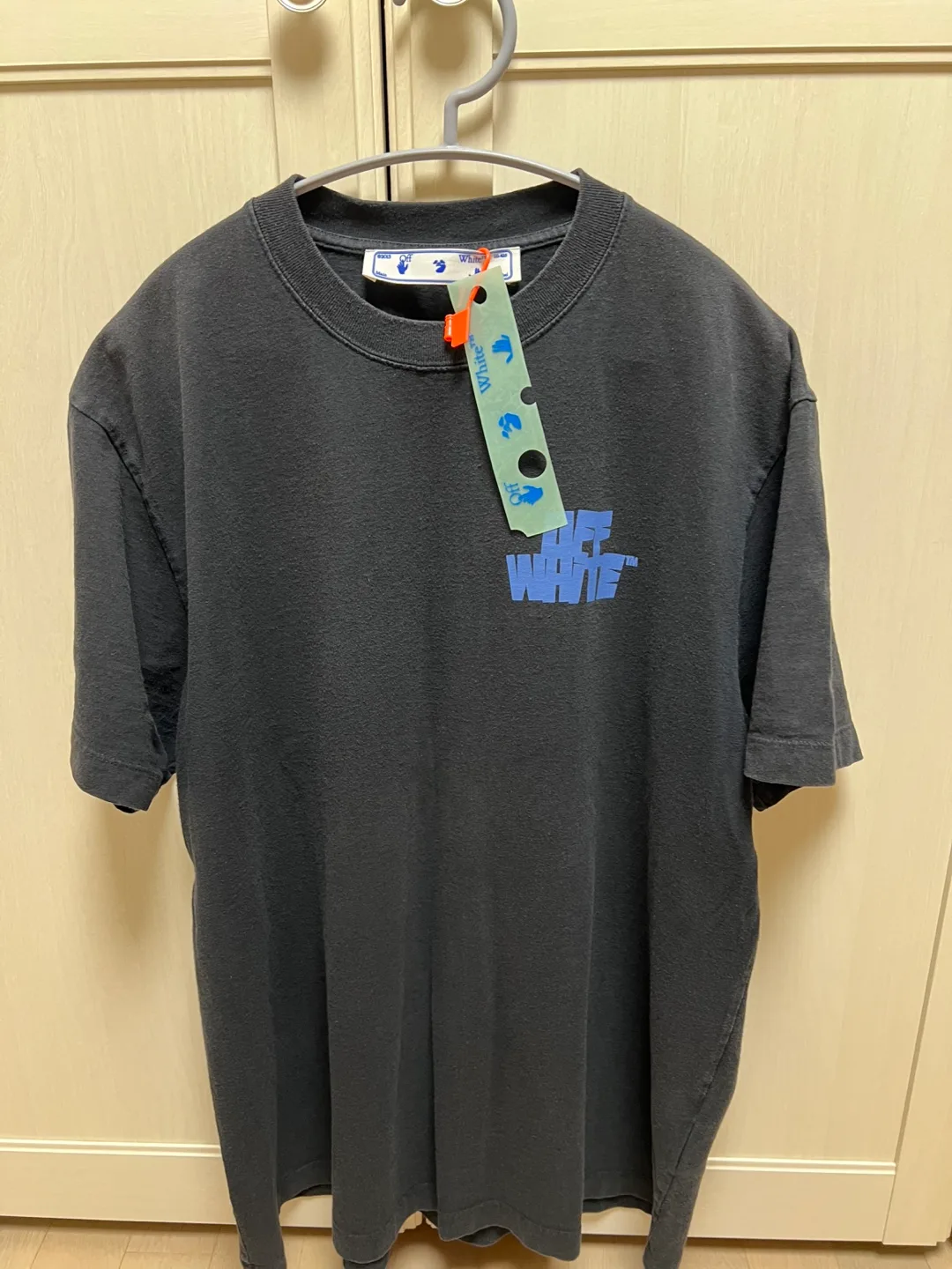 오프화이트 반팔티(사이즈 s)중고 팝니다