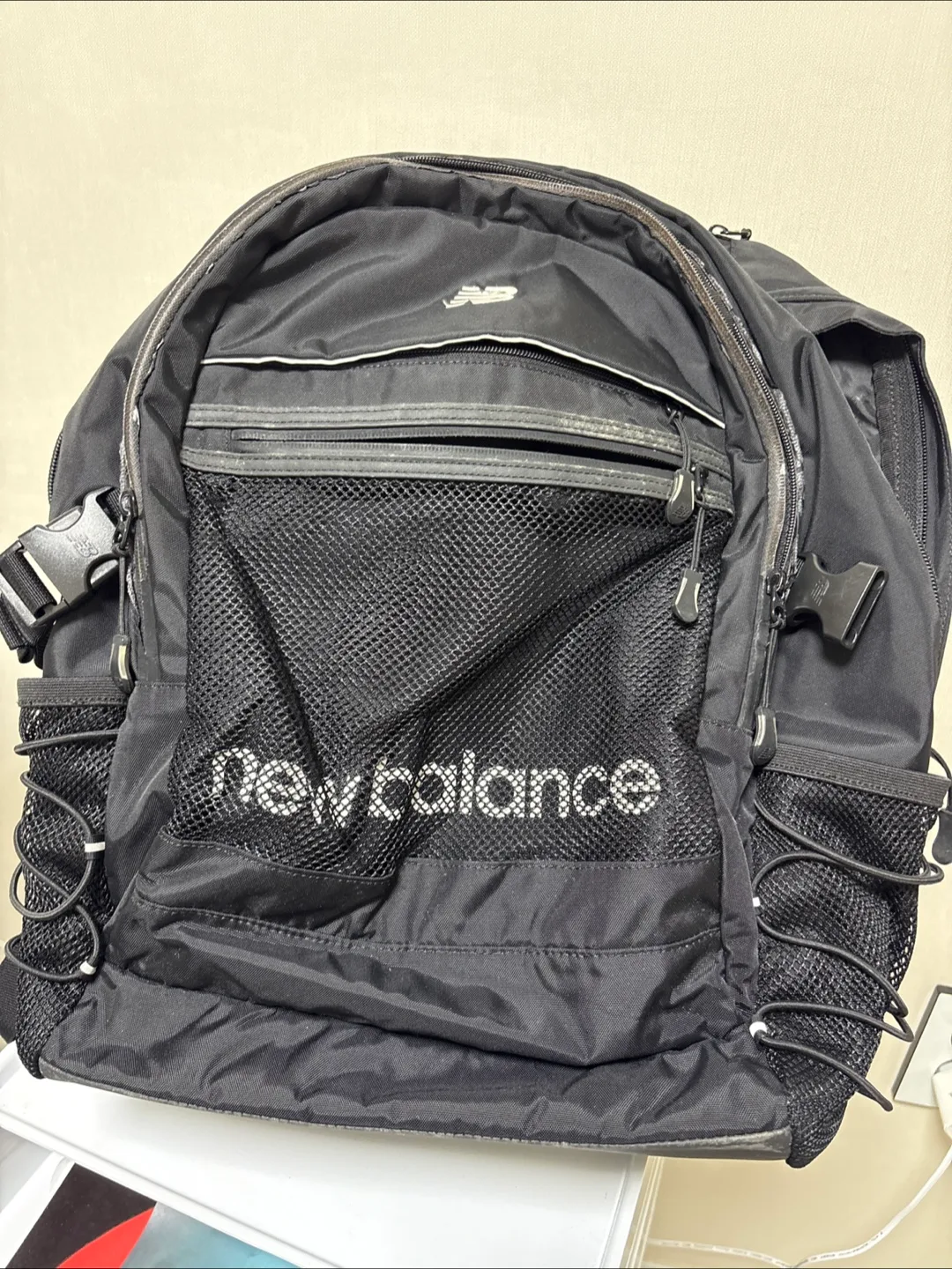 뉴발란스 블랙 백팩 싸게 팔아요