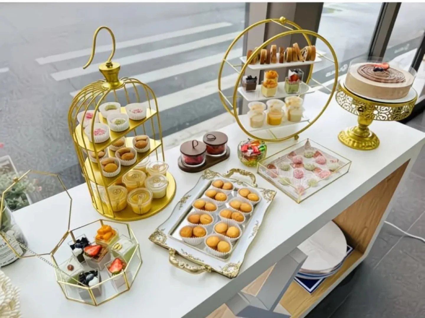 중고 철제 케이크 진열대 판매합니다.