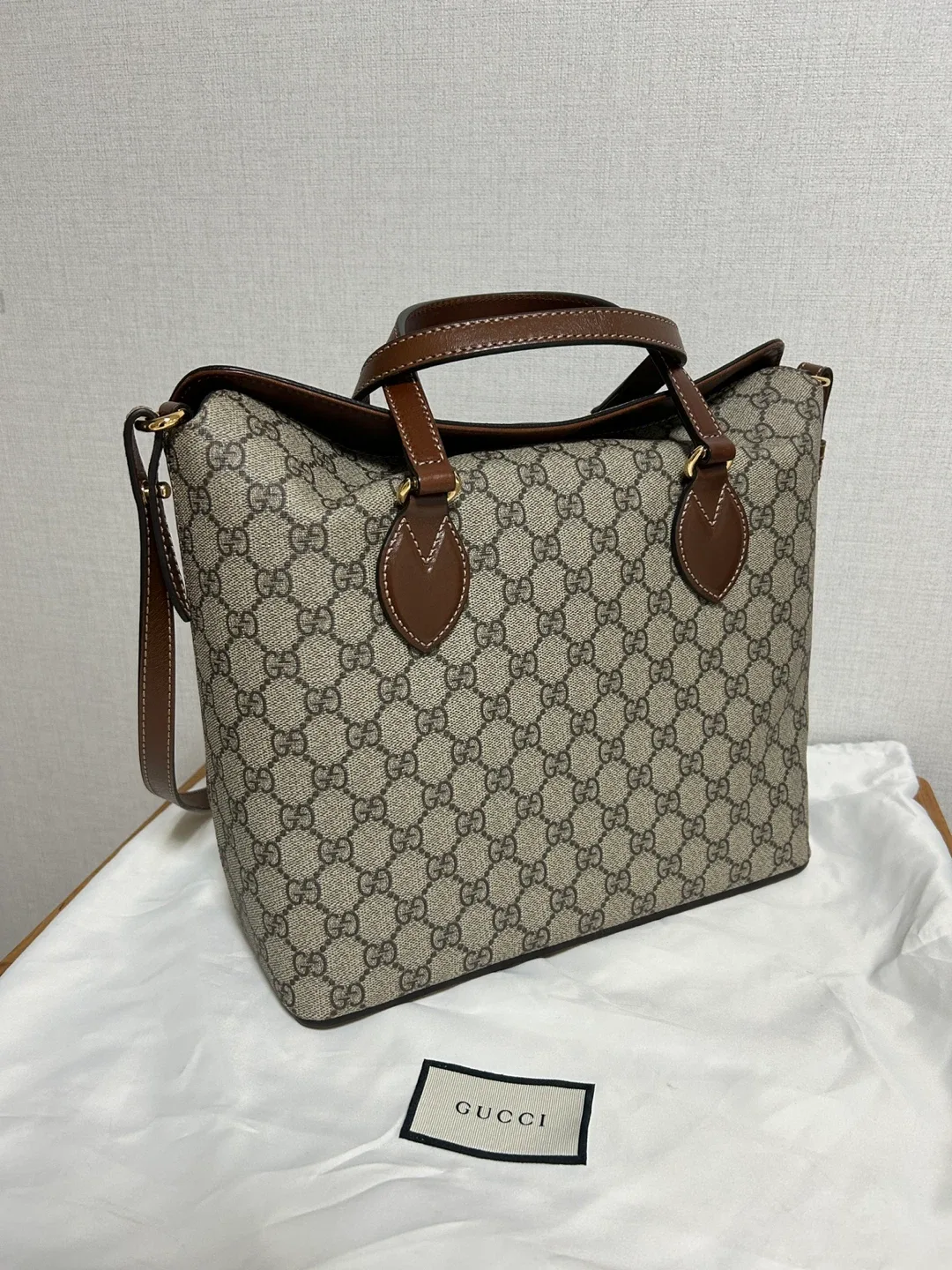 구찌 GG 수프림 토트백 중고 상태A