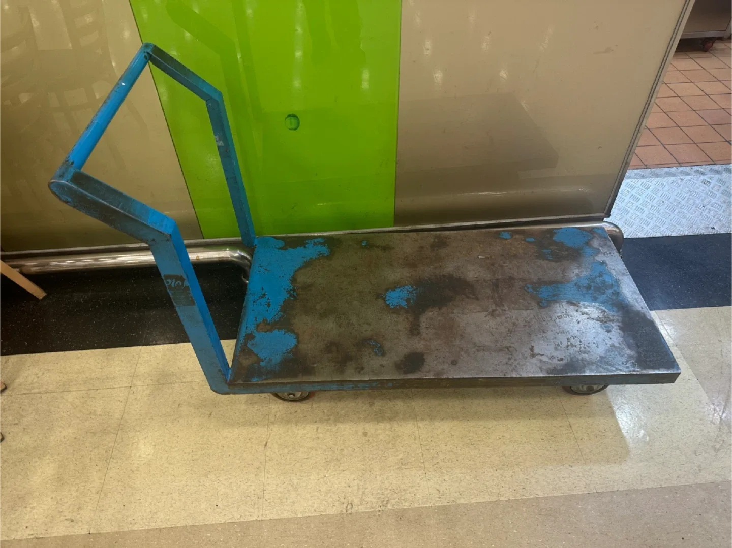 중고 파란색 손수레