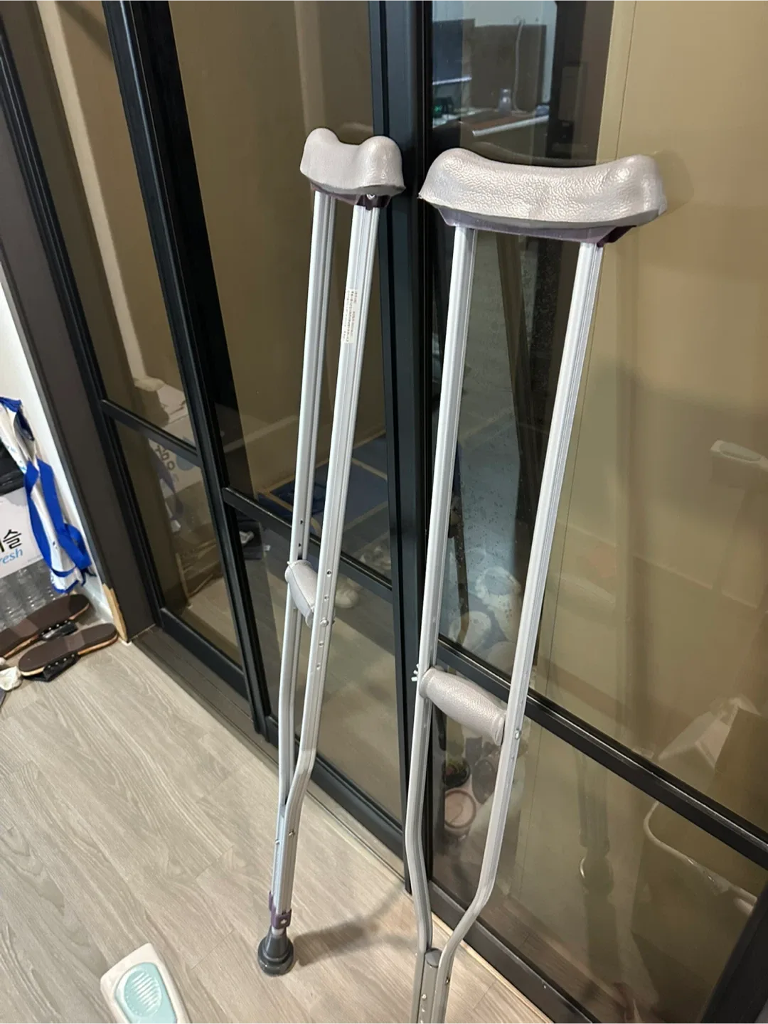 중고 목발 한 쌍